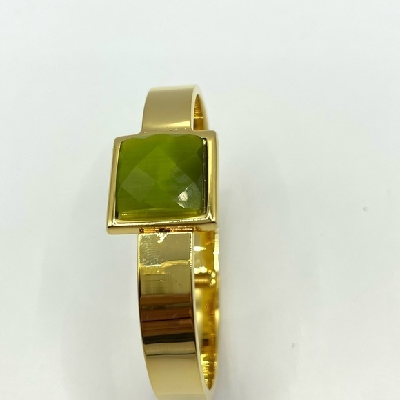 Clamper Style Bracelet Gold Tone with Peridot colored Square Acrylic Stone. - Picture 3 of 9
